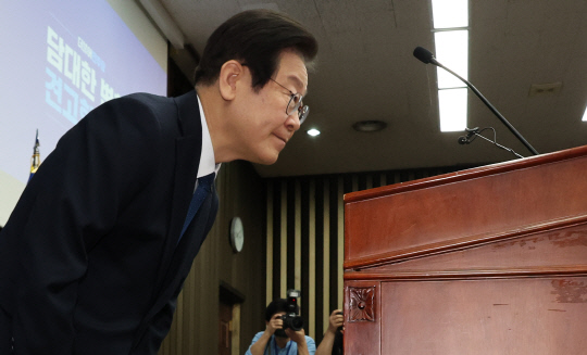 이재명 더불어민주당 대표가 지난 5월14일 국회에서 열린 당 '쇄신 의원총회'에서 김남국 의원 탈당 등 최근 당 문제에 대해 사과하고 있다. 이재명 대표는 지난 2022년 3·9 대선 민주당의 후보였다.<연합뉴스>